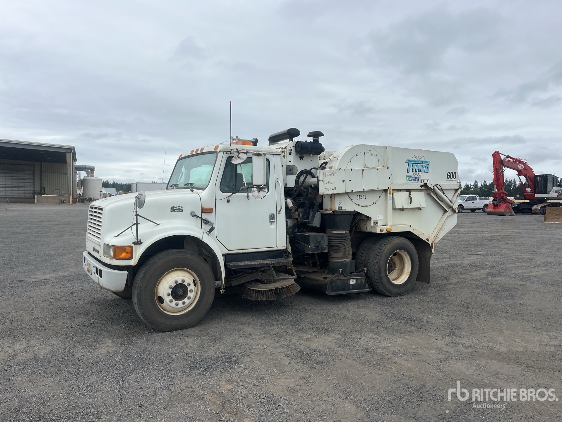 1998 Tymco 600 on 1998 International 4700 Sweeper Truck