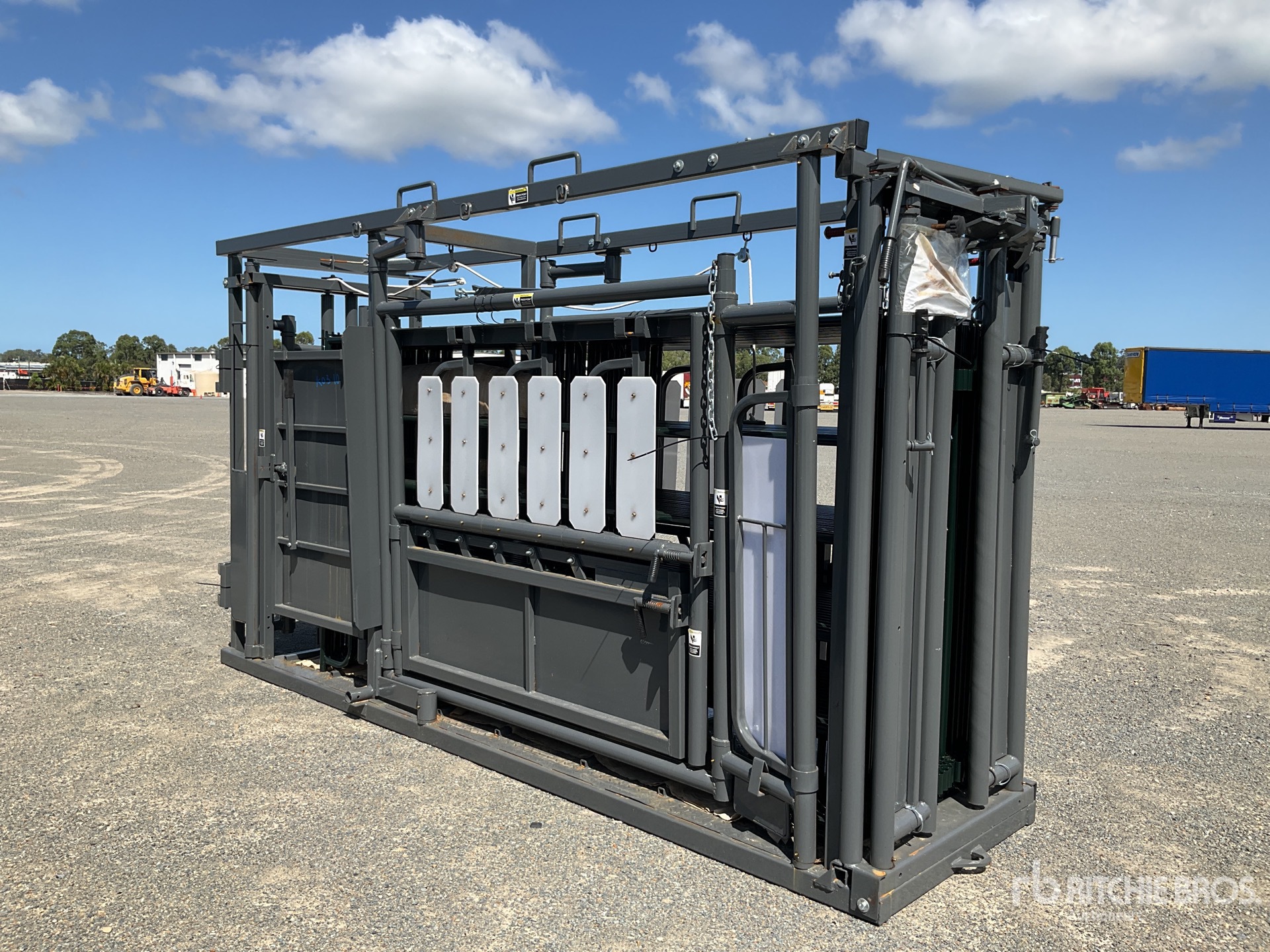 BYT 3.8 m Stockman Cattle Squeeze Chute (Unused)