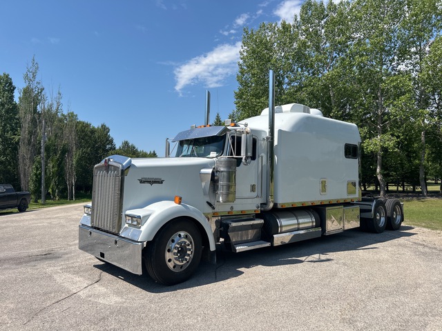2002 Kenworth W900L 6x4 T/A Sleeper Truck Tractor 2002 Kenworth W900L 6x4 T/A Sleeper Truck Tractor