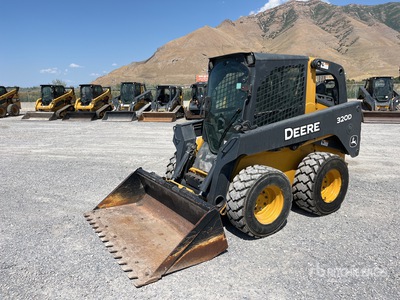2010 John Deere 320D Two-Speed Minicargadora