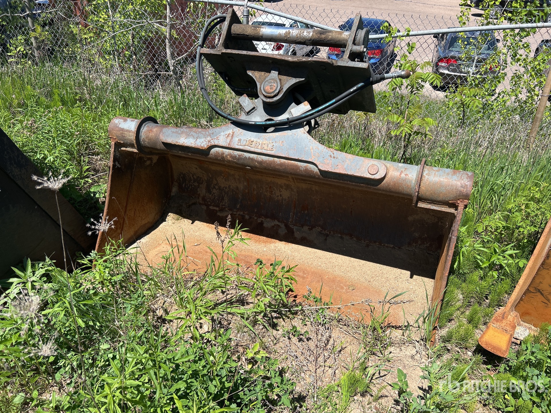 79 in Hydraulic Tilting Excavator Bucket