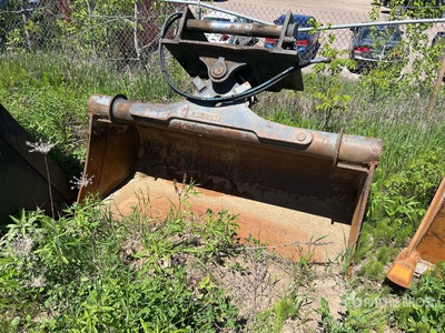 79 in Hydraulic Tilting Excavator Bucket
