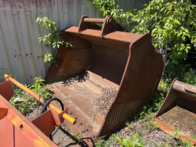 NYE 81 in Cleanup Excavator Bucket