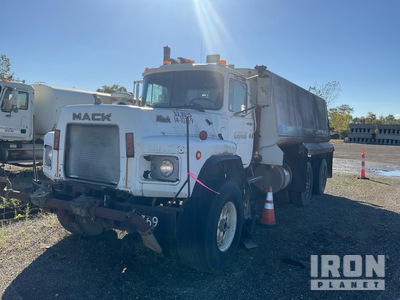 1990 Mack RB690S 6x4 Water Truck