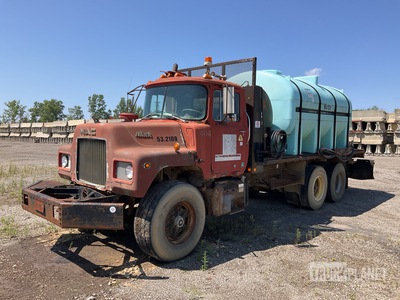 1984 Mack DM685S 3200 gal 6x4 Flatbed Watervrachtwagen