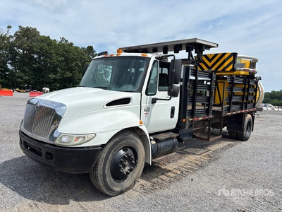 2003 International 4300 4x2 Camión atenuador (Inoperable)