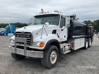 2003 Mack CV713 Granite 6x4 潤滑油トラック