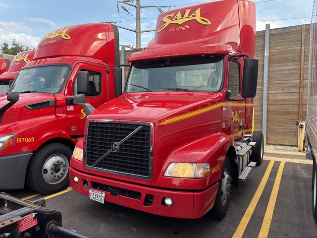 2015 Volvo VNM42T200 4x2 S/A Day Cab Truck Tractor