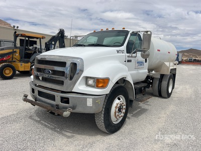 2007 Ford F-750 XL 2000 gal 4x2 Camion cisterna de agua