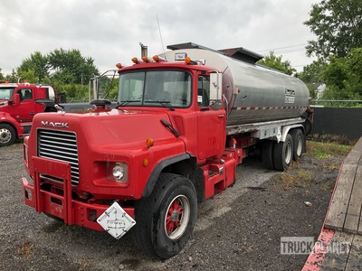 1996 Mack Camion citerne à eau