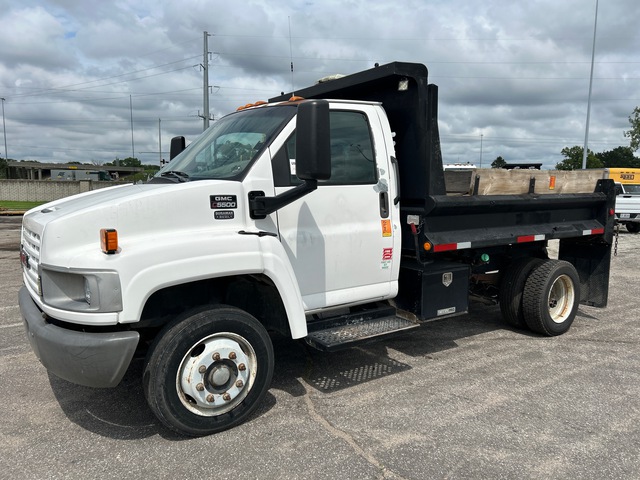 2005 GMC C5500 4x2 S/A Dump Truck