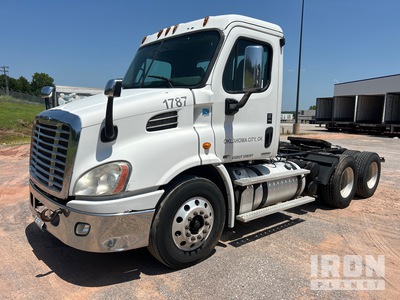 2012 Freightliner Cascadia 113 T/A Day Cab Truck Tractor