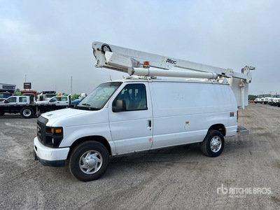 Altec AT200AV 30.9 ft on 2012 Ford E-350 4x2 Bucket Truck