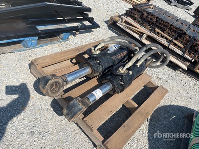Quantity of (2) 609-3198 hydraulics