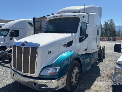 2016 Peterbilt 579 6x4 3- Achs Sattelzugmaschine mit Schlafkabine (Inoperable)