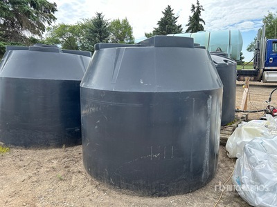1350 gal Water Tank