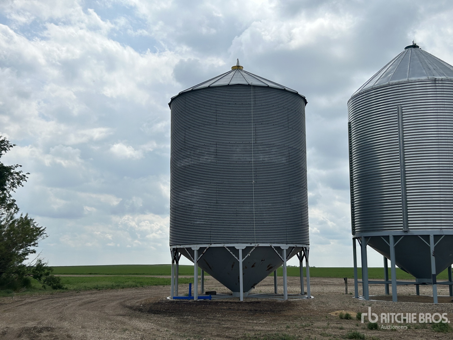 Westeel Rosco +/- 5700 bu 8 Ring Hopper Grain Bin