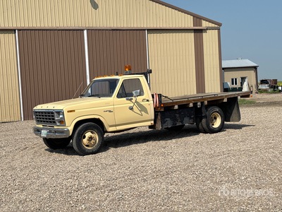 Ford F-350 Custom 4x2 Flatbed Truck