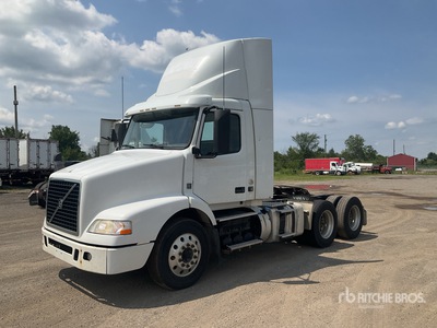 2015 Volvo VNM64T200 6x4 Cabeza Tractora Cabina Corta