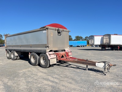 2013 Shephard 7.5 m Quad Dog End Dump Trailer