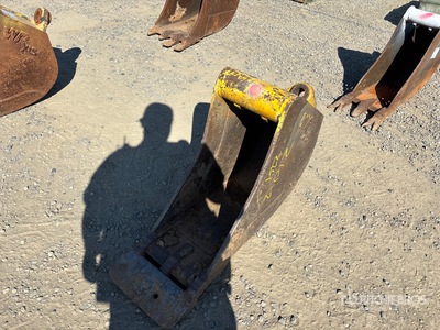 Wain-Roy 12 in Digging Excavator Bucket