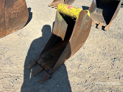 Wain-Roy 10.5 in Digging Excavator Bucket