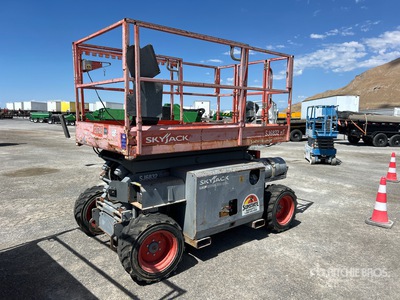 2013 Skyjack SJ6832 RT 4x4 Dual Fuel Elevador de tijera