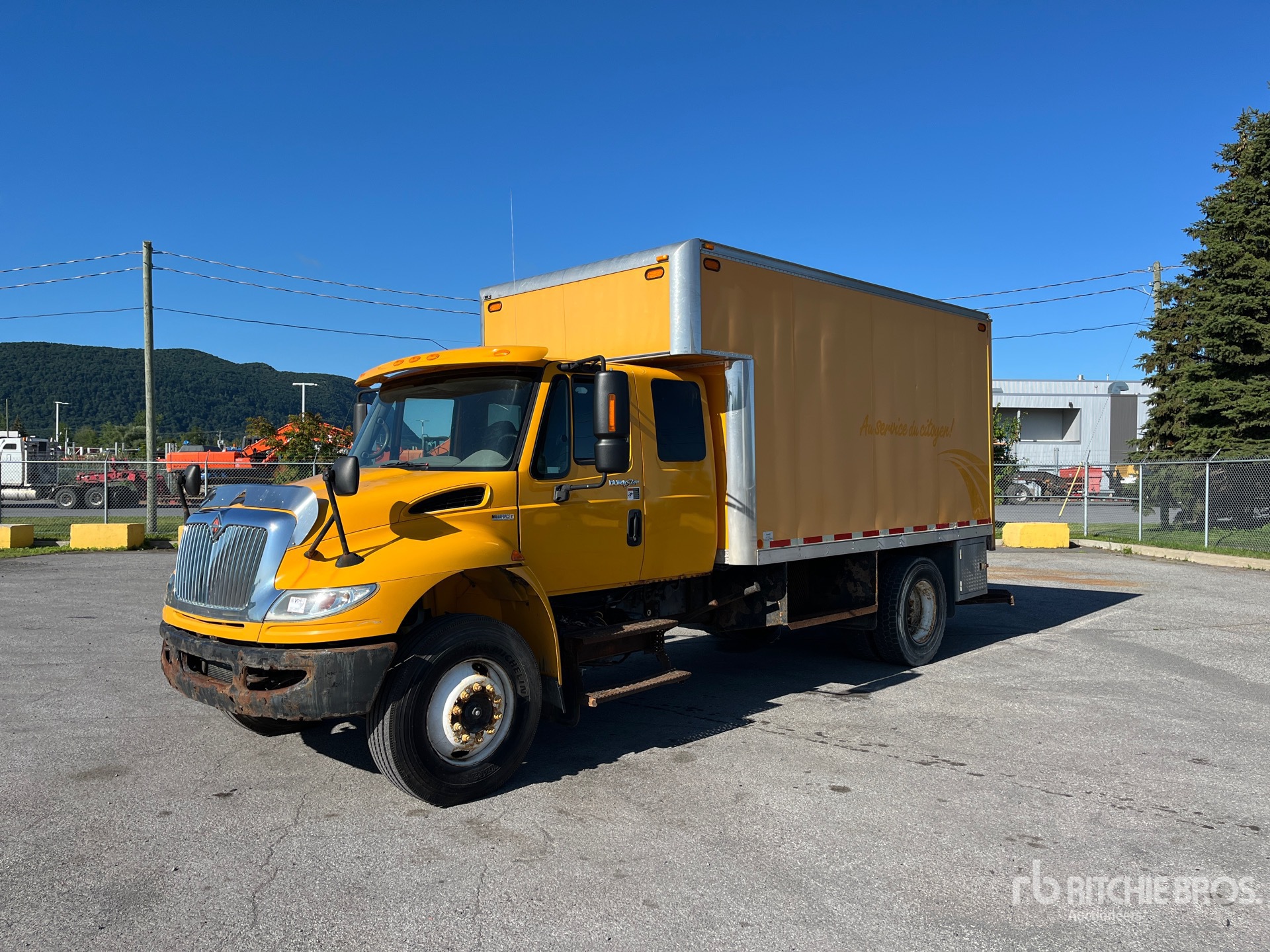 2010 International 4300SBA 4x2 Extended Cab Utility Truck (Inoperable)