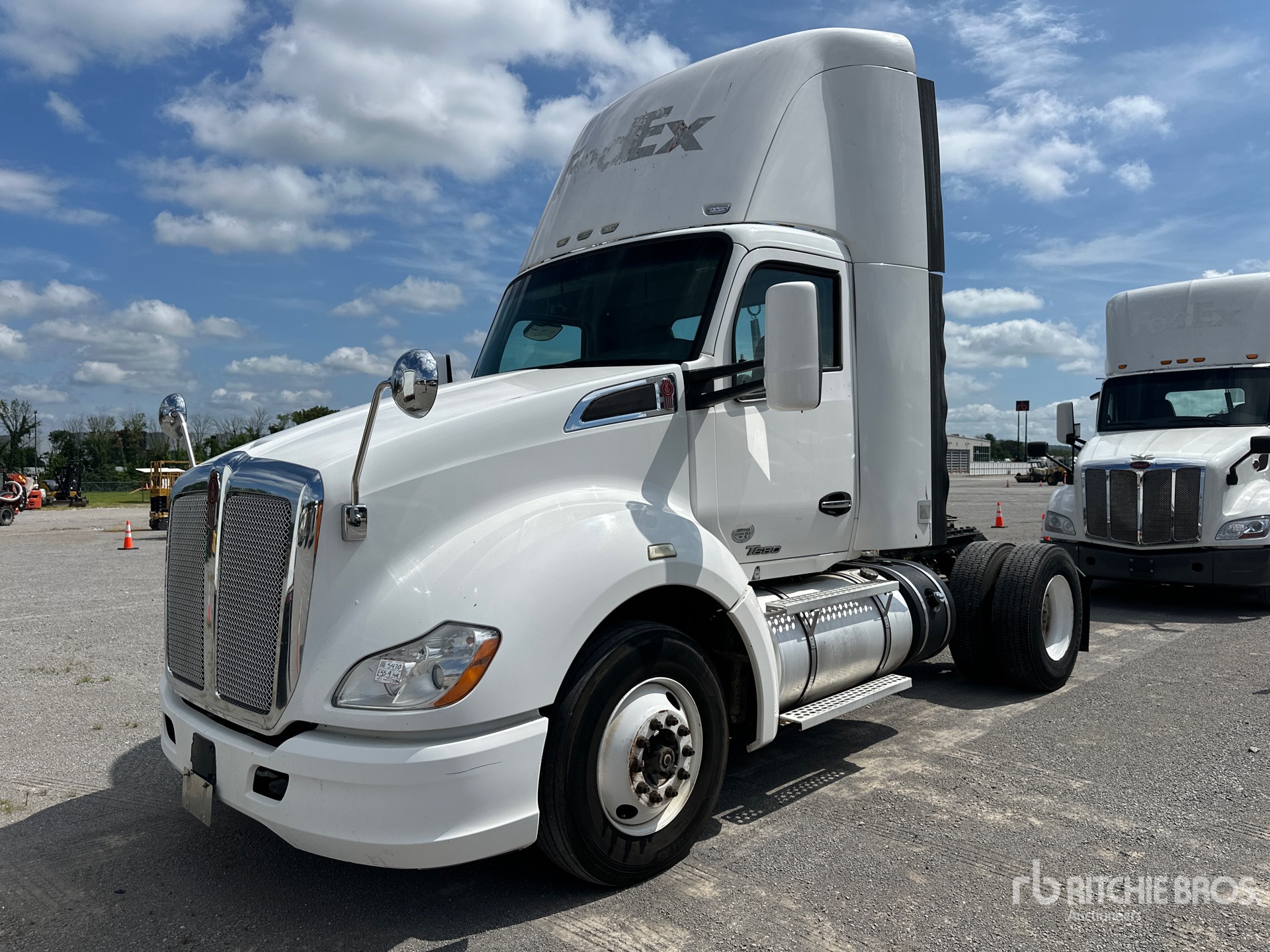 2014 Kenworth T680 S/A Day Cab Truck Tractor