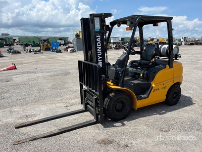 Hyundai 25L-9A 4940 lb Pneumatic Tire Carretilla Elevadora