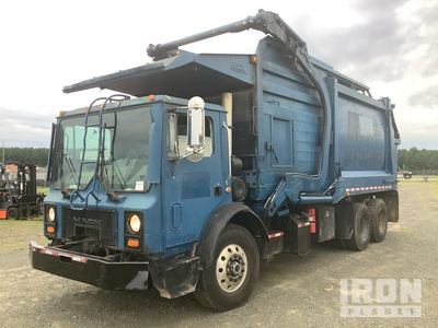 2004 Mack MR688S Waste Collection Truck