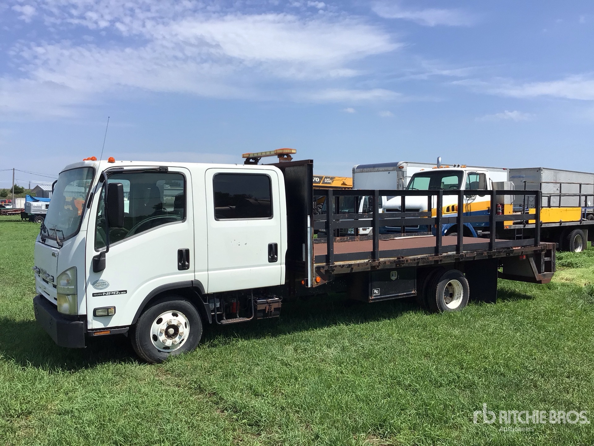 2009 Isuzu NPR 4x2 Crew Cab Camión Caja Abierta