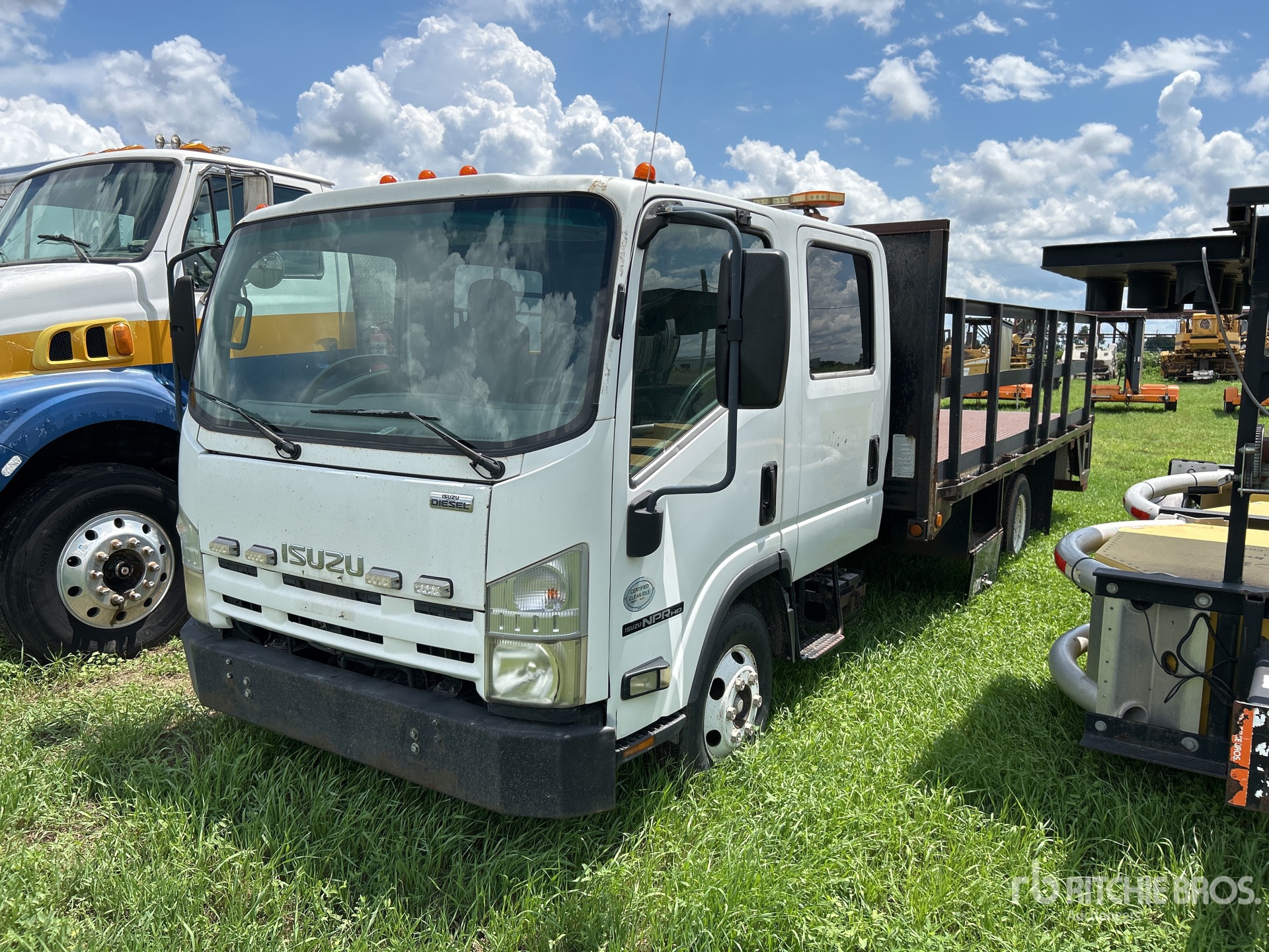 2009 Isuzu NPR Camión Caja Abierta