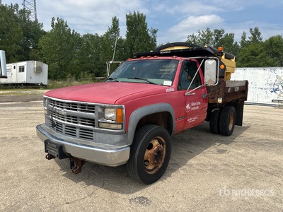 2001 Chevrolet Silverado 3500 4x2 Spreader Truck