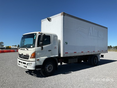 2014 Hino 1524 Camion con Caja Seca / Van Truck