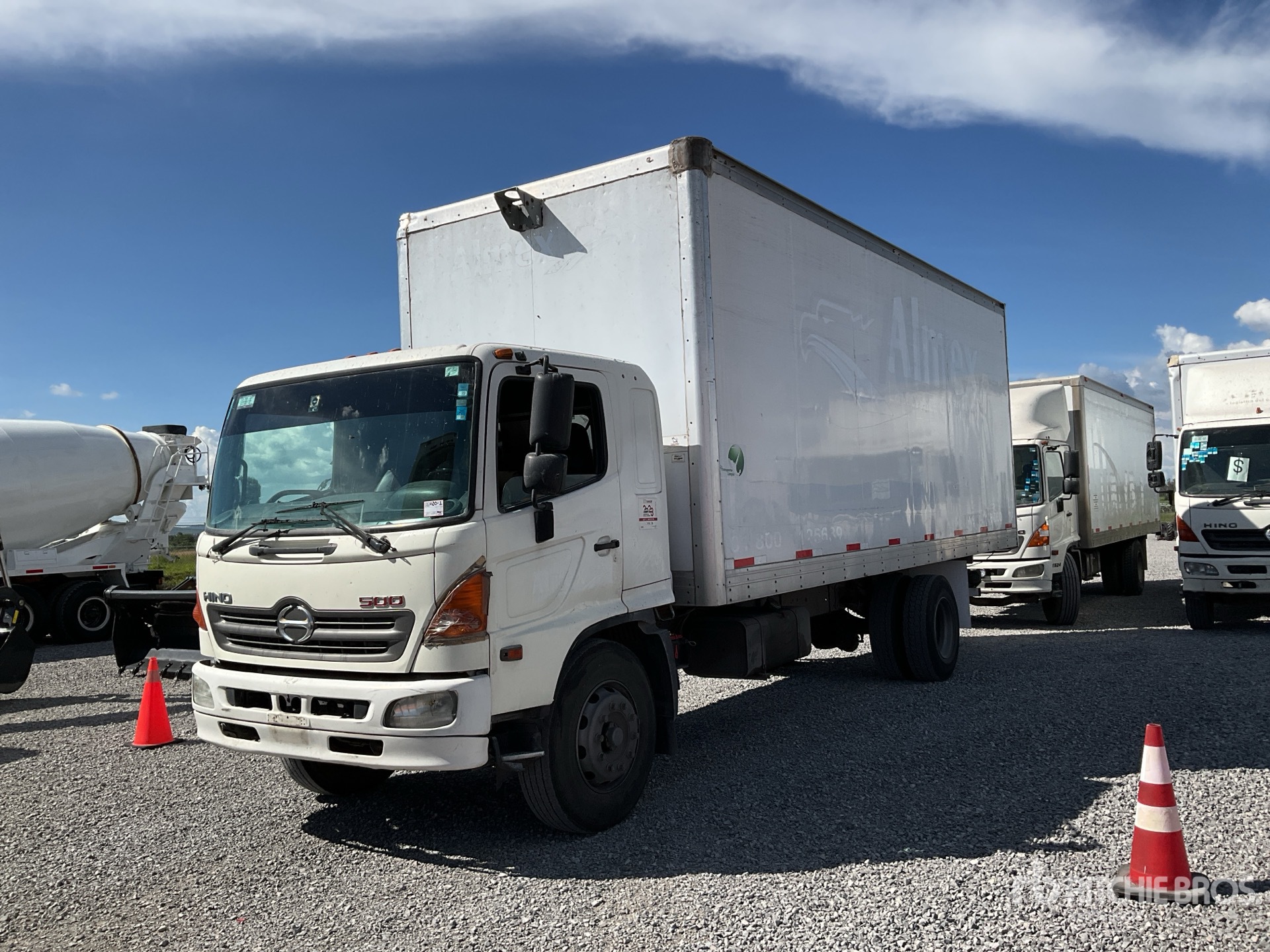 2014 Hino 1524 4x2 Camion con Caja Seca / Autocarro furgonato