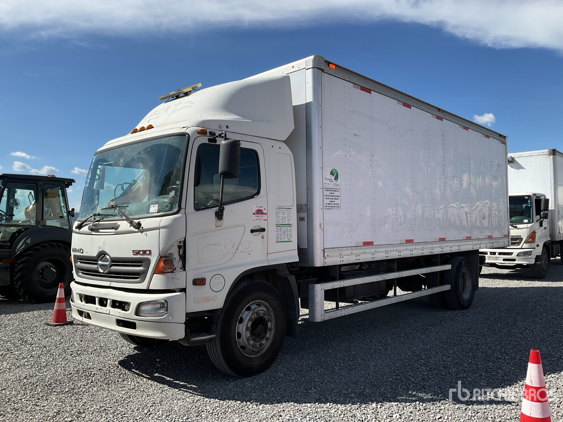 2017 Hino 1524 4x2 Camion con Caja Seca / Autocarro furgonato