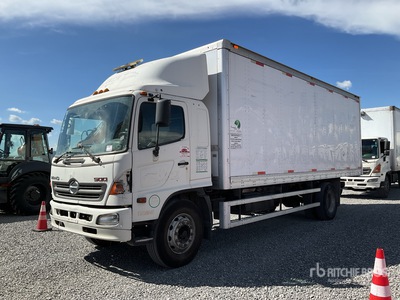 2017 Hino 1524 4x2 Camion con Caja Seca / Furgoneta caja cerrada