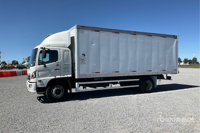 2017 Hino 1524 Camion con Caja Seca / Van Truck
