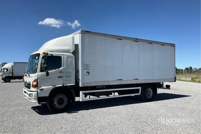 2017 Hino 1524 Camion con Caja Seca / Van Truck