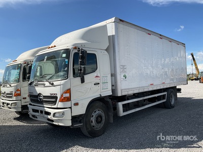 2017 Hino 1524 4x2 Camion con Caja Seca / Furgoneta caja cerrada