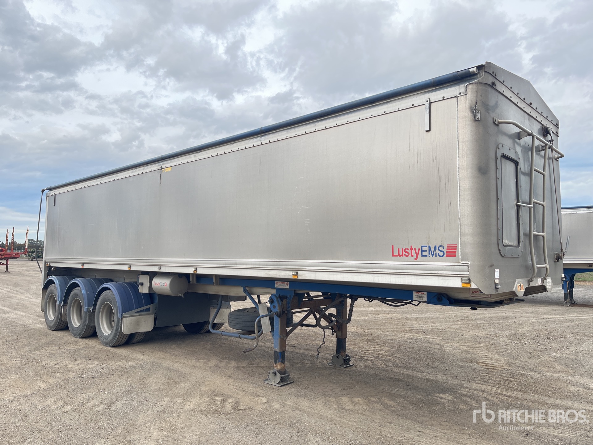 2013 Lusty EMS 10.3 m Tri/A Remolque banera