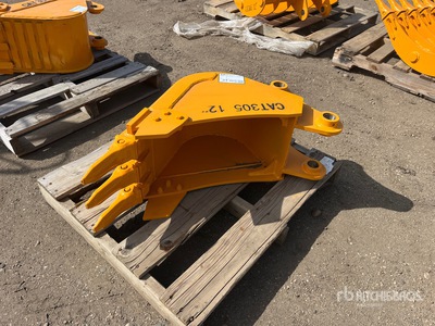 GIYI 12 in Digging Excavator Bucket - Fits Cat 305 (Unused)