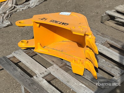 GIYI 12 in Digging Excavator Bucket - Fits Cat 305 (Unused)