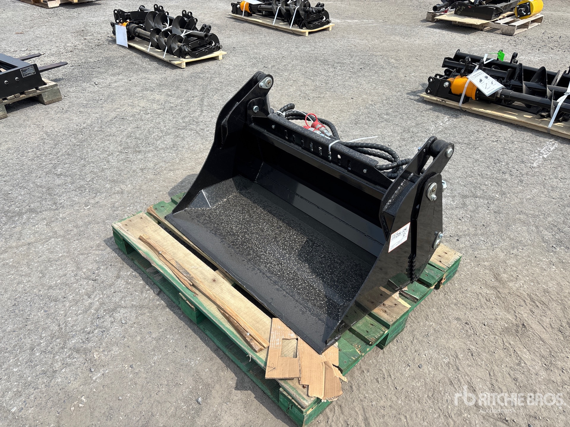 2025 GIYI GY-XKH39F 39 in Mini Skid Steer Bucket (Unused)
