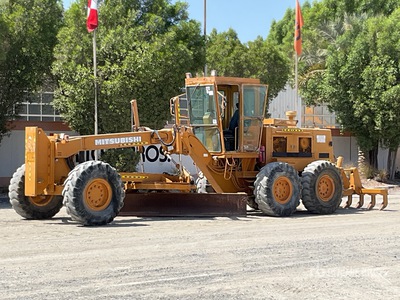 Mitsubishi MG730 Motoniveladora