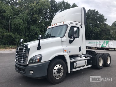2018 Freightliner Cascadia 6x4 Ciągnik siodłowy T/A z kabiną dzienną