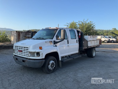 2004 GMC 5500 4x2 Crew Cab Flatbed Truck