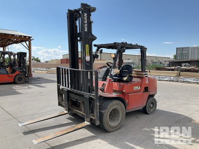 Nissan F04D40H 9000 lb Pneumatic Tire Montacargas