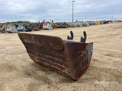 Brandt 72 in Q/C Hydraulic Tilting Excavator Bucket - Fits John Deere 350G